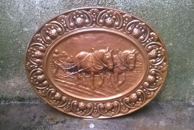 Plat en cuivre "aux chevaux"