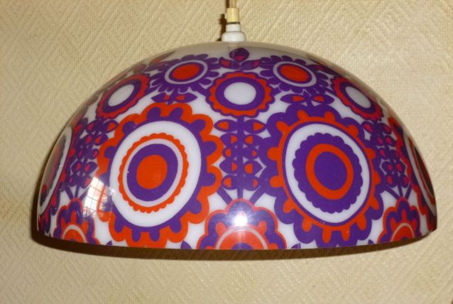 Suspension typique des années 60. Décor psychédélique.  