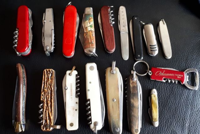 Lot de 15 couteaux suisse