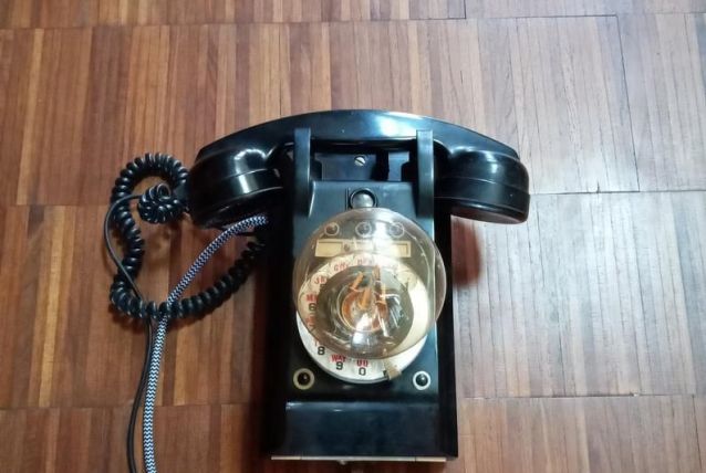 Lampe vintage téléphone mural en bakélite