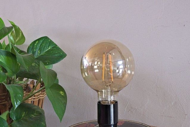 Lampe vintage avec une petite boîte noire et rouge en métal