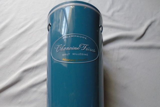 Sceau en métal laqué bleu roi