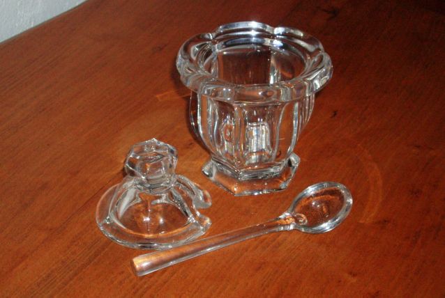 MOUTARDIER CRISTAL DE BACCARAT MODELE HARCOURT. AVEC SA CUIL