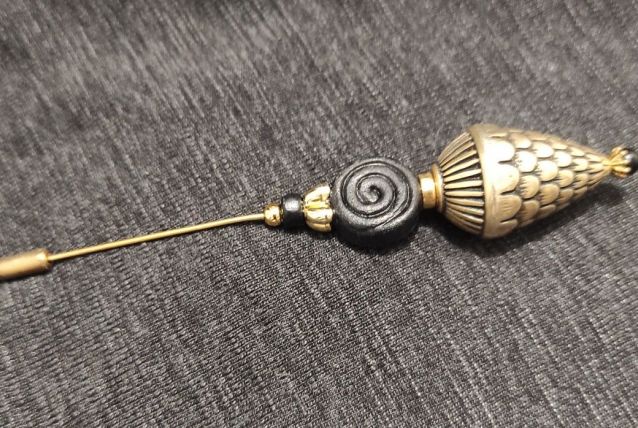 Pic a chapeaux cravate manteaux