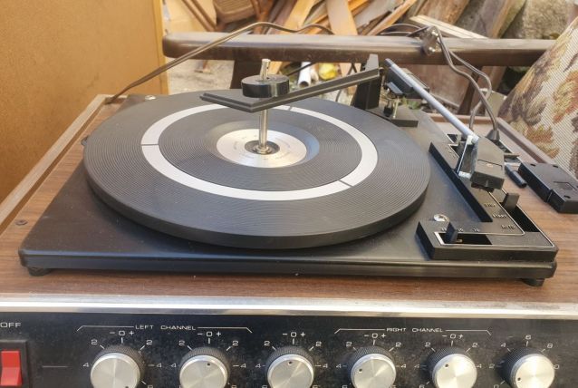 Tourne-disque 33, 45, 78 tours avec accessoires.