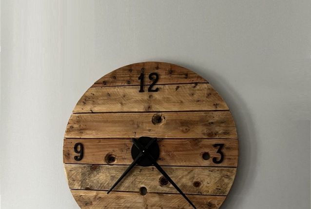 Horloge industrielle à base de bois recyclé