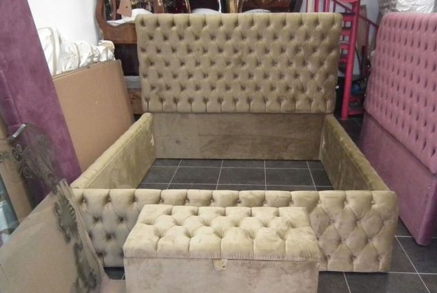 Lit capitonné beige