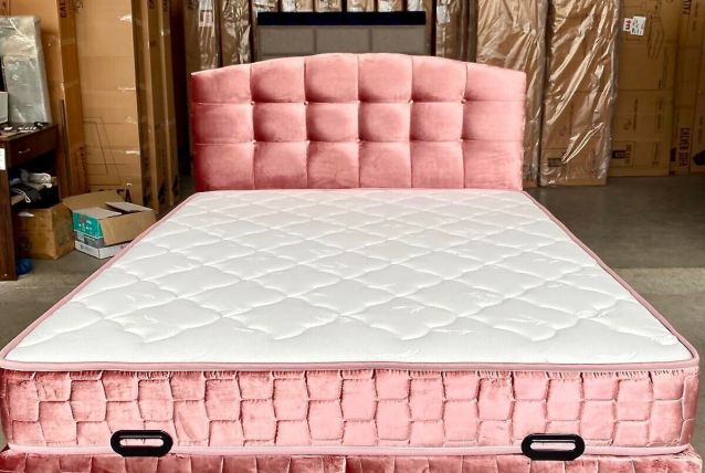 Lit capitonné rose