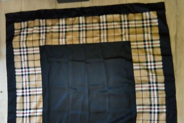 Foulard écharpe carrée carreaux écossaises tartan satinée