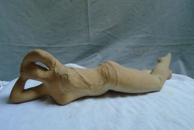 Sculpture Femme allongée terre cuite au bois